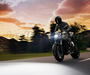 Moto sur route équipée d'une ampoule moto H4 LED Osram Easy 12V