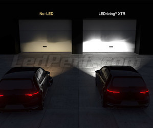 Phares de voiture comparaison avant et après installation des Osram H4 LED XTR devant porte de garage.