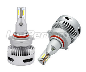 Verschillende opnamen van HB3 LED-lampen voor lensvormige koplampen.